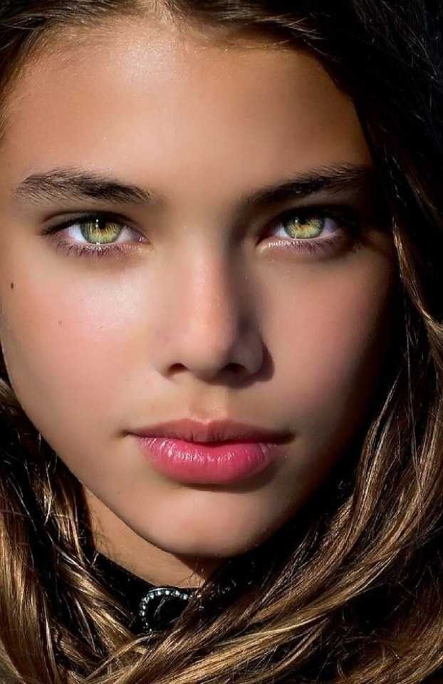 Девушка с невероятно красивыми глазами 20 фотографий