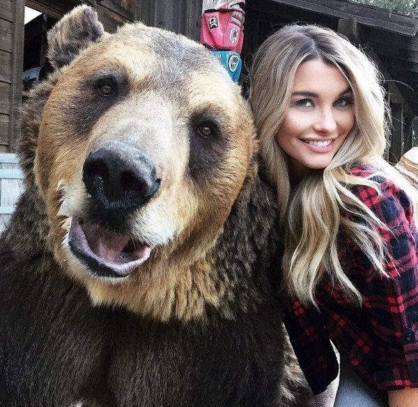 медведь с девушкой