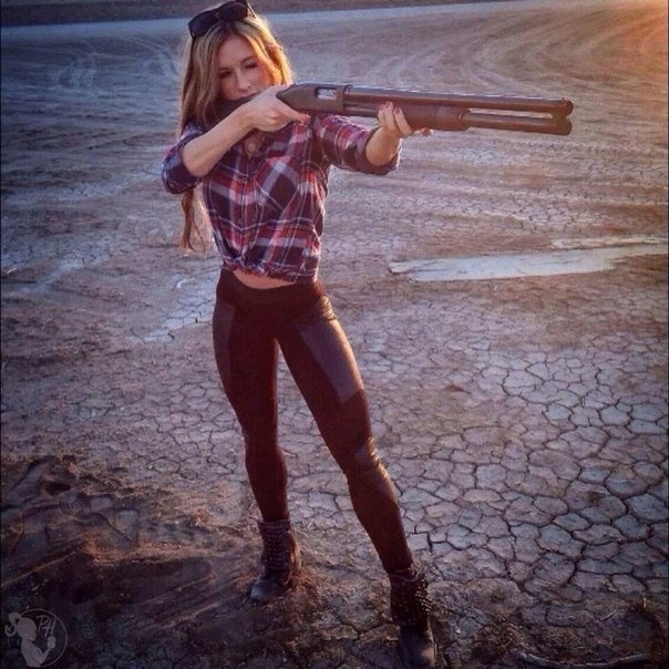 девушка с оружием