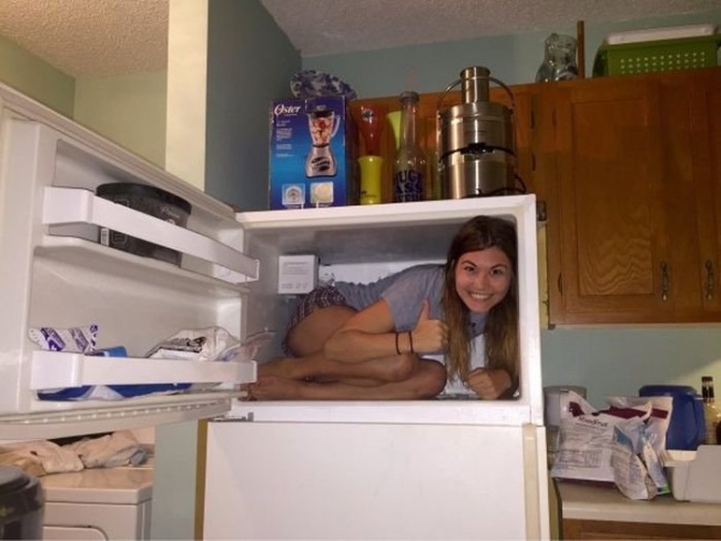 Девушка  залезла в холодильник