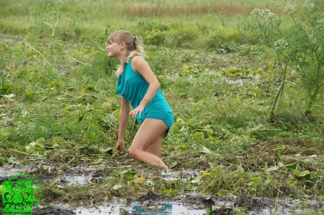 девушка ползает в болоте
