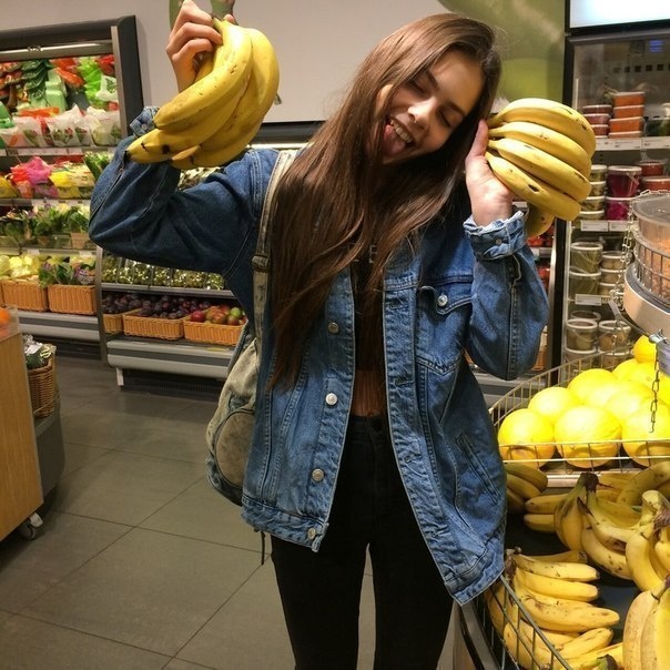 смешная баба с бананами