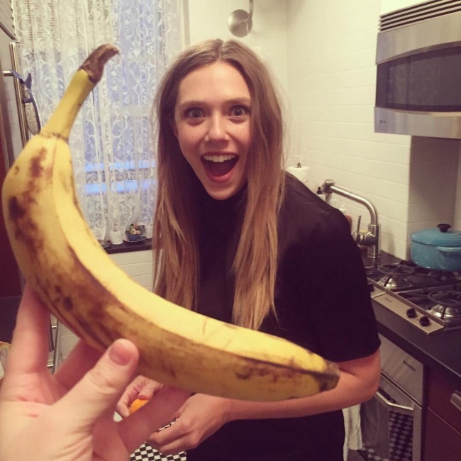 девушка и банан
