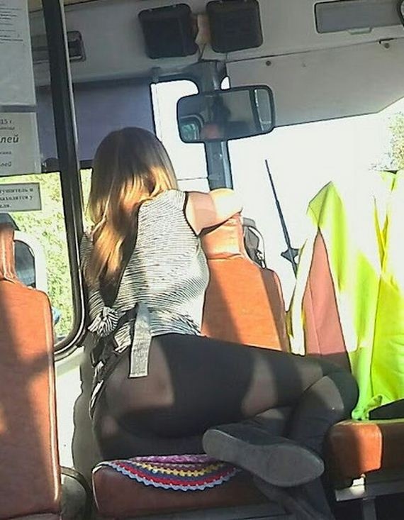 девушка в автобусе возле водителя