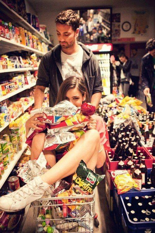 девушка в корзине в супермаркете