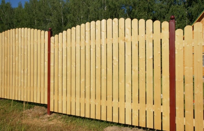 деревянный или каменный забор