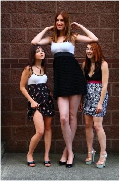 высокая и маленькие девушки