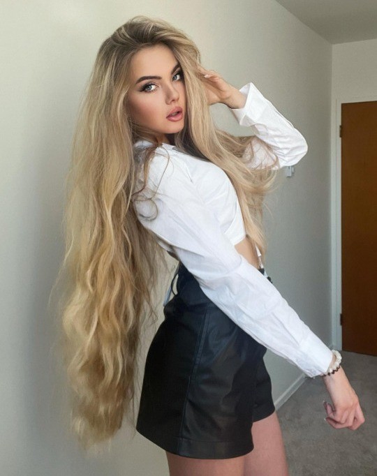 Длинные волосы у девушки