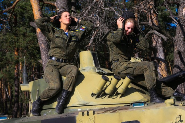 Служба девушек в армии за или против