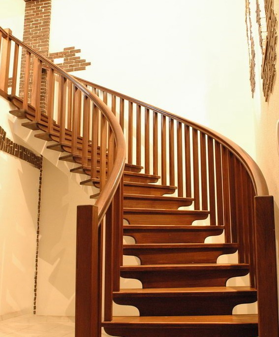 деревянная или бетонная лестница