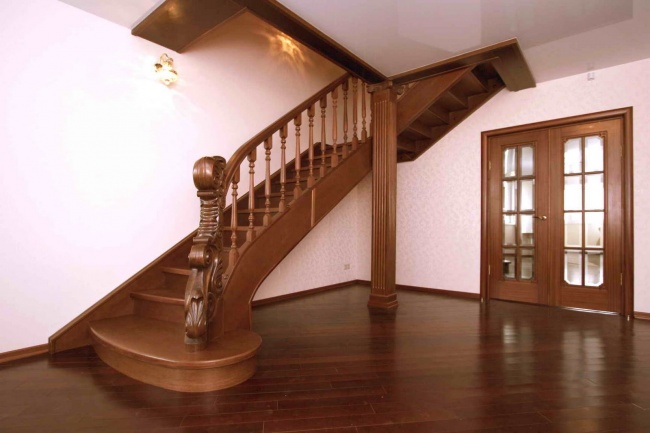 деревянная или стальная лестница