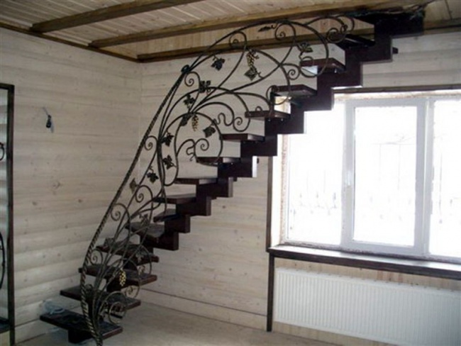 металлическая или бетонная лестница