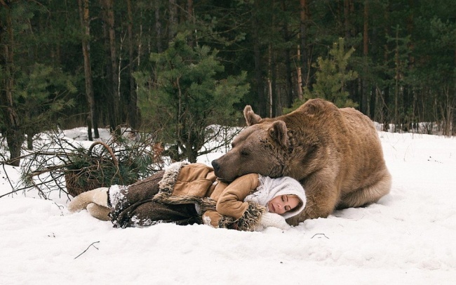 Медведь и девушка