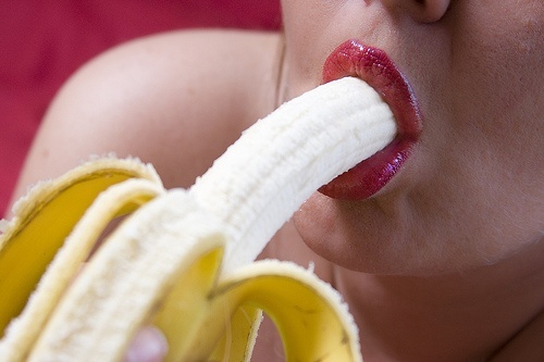 ест банан