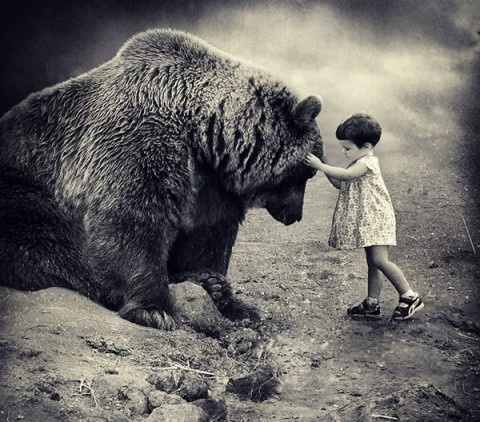 медведь и маленькая девочка