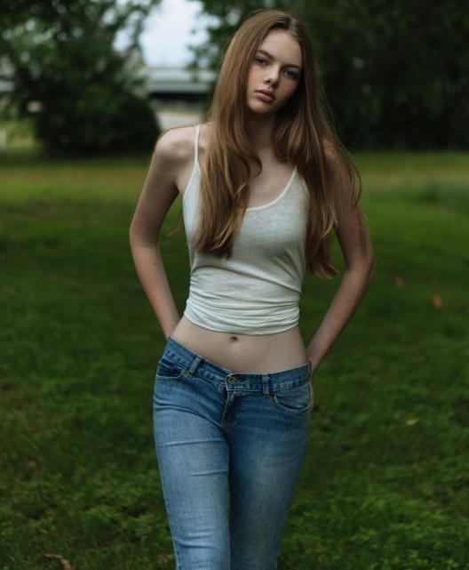 Девушка в джинсах