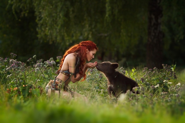 медвежонок и девушка