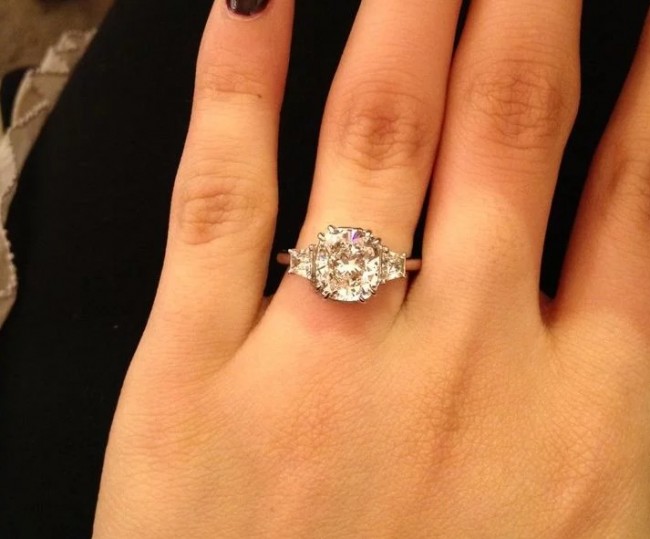 есть кольцо с бриллиантом