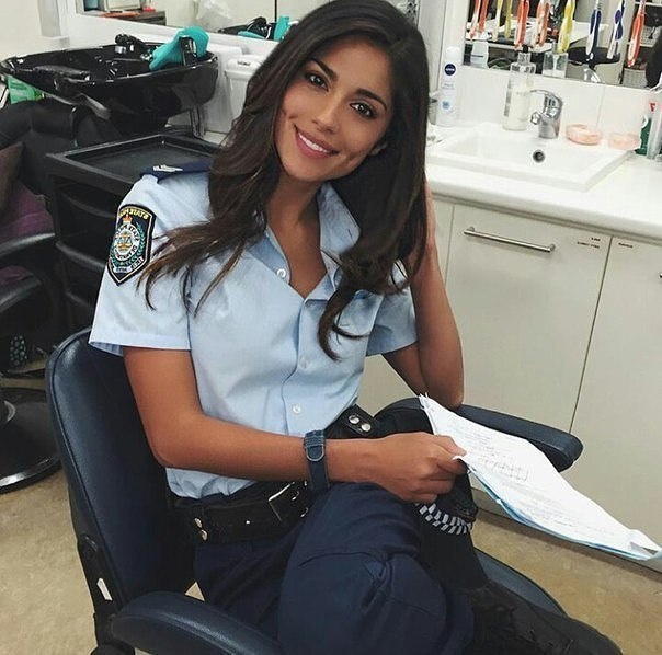 красивая полицейская девушка
