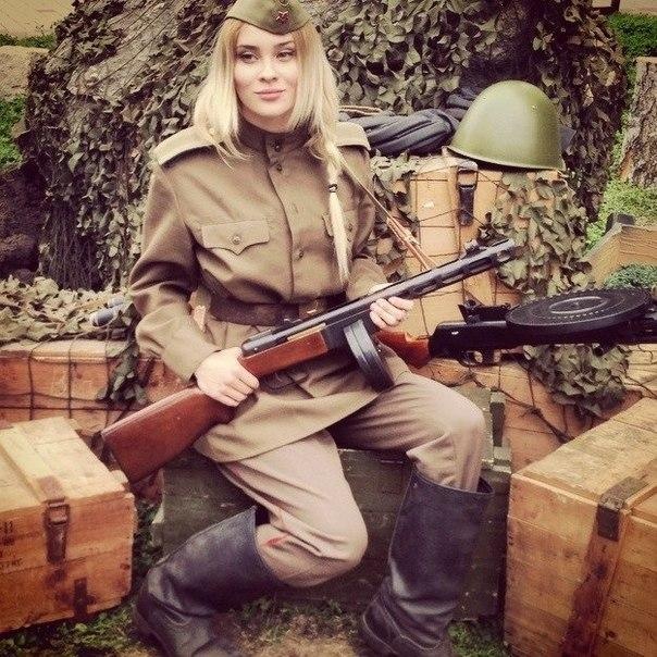 девушка в советской форме
