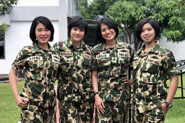 девушки в форме индонезия