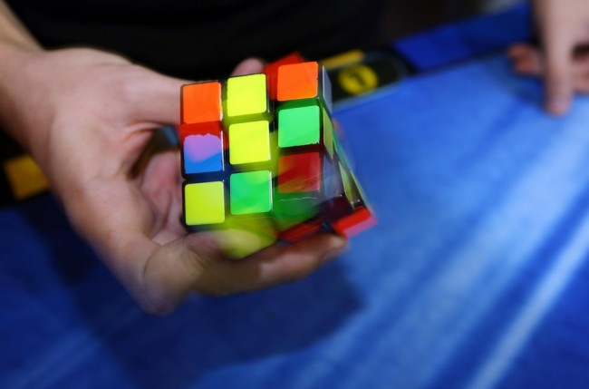 Умеете собирать кубик Рубика